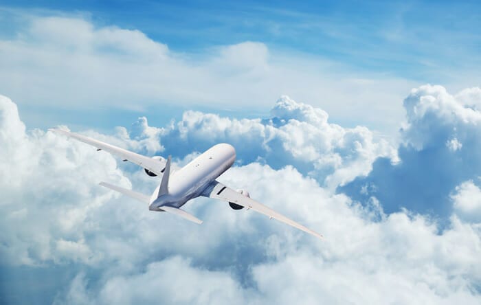 Fliegendes Flugzeug im Himmel